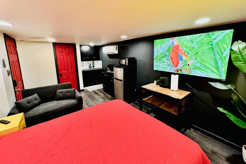 New Tiny Uptown Apartment *